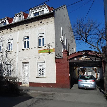 Garden Szivarvany Utcai Vendeghaz Szeged Ngoại thất bức ảnh