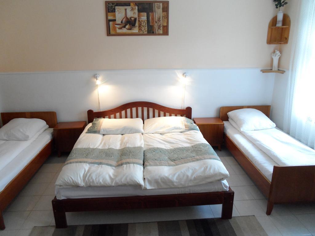 Garden Szivarvany Utcai Vendeghaz Szeged Ngoại thất bức ảnh